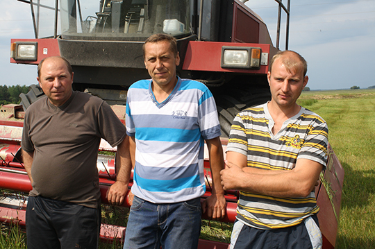 Звяно па нарыхтоўцы кармоў з ААТ “Агра-Слабада”: Мікалай Кот, Аляксандр Кандрашонак і Мікалай Дзягцяр