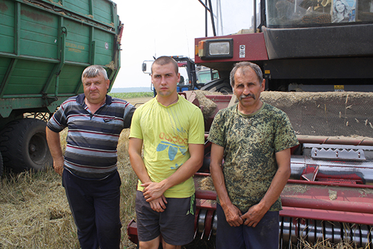 Механізатары на ўборцы і здрабненні саломы: Валянцін Плыткевіч, Аляксандр Ханчэўскі і Анатоль Харланаў