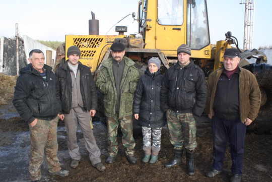 Механізатары на вывазцы і ўнясенні арганікі: Уладзімір Бажок, Юрый Ханчэўскі, Мікалай Ханчэўскі, Аляксандр Ханчэўскі і Валянцін Плыткевіч з улікоўцам Настассяй Ярац
