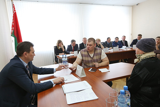 Першы намеснік кіраўніка Адміністрацыі Прэзідэнта Максім Рыжанкоў у час выязнога прыёму ў Рагачове па пытаннях рэалізацыі норм дэкрэта №3