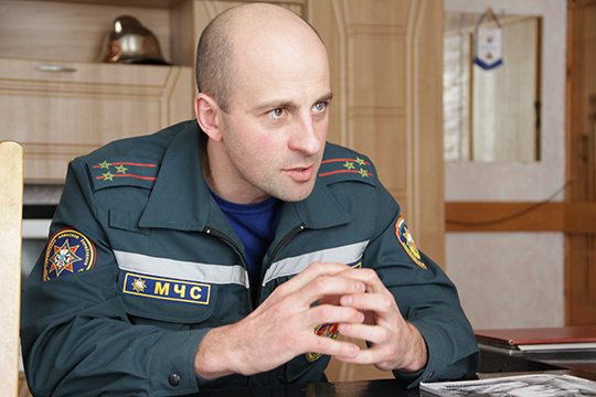 Сяргей Новік – наш зямляк, з сямейнай дынастыі выратавальнікаў-пажарных. Яго бацька (светлая яму памяць) узначальваў Петрыкаўскі РАНС. Сяргей Леанідавіч падзяліўся, што цікавасць да гэтай справы ў яго ўзнікла яшчэ ў дзяцінстве, калі з бацькам даводзілася выязджаць на тушэнне пажараў, узгаранняў на тарфяніках. Вельмі прыемна, што ў службу МНС не трапляюць звычайныя людзі. А мы віншуем Сяргея Леанідавіча з чарговым прысваеннем звання “палкоўнік унутранай службы” і жадаем здароўя, дабрабыту і спакойнай службы.