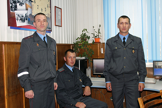 Старшы аператыўны дзяжурны Аляксандр Процка, міліцыянер-вадзіцель Аляксандр Ярыга і памочнік дзяжурнага Аляксандр Назаранка