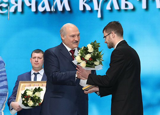 Лукашенко вручил премии "За духовное возрождение" и спецпремии 2017 года Президент Беларуси Александр Лукашенко вручил премии "За духовное возрождение", специальные премии деятелям культуры и искусства, "Белорусский спортивный Олимп". Церемония награждения состоялась 9 января во Дворце Республики. На снимке: 15. специальной премии Президент удостоен авторский коллектив Белорусской государственной академии искусств. Александр Лукашенко вручает награду Глебу Отчику. 16. заместитель директора Национального историко-культурного музея-заповедника "Несвиж" Сергей Егорейченко отмечен специальной премией Президента. Фото Николая Петрова, БЕЛТА.