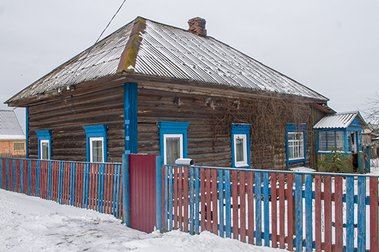 На вуліцы Савецкай у Навасёлках стаіць сядзіба (на здымку), “узрост” якой недзе 100 гадоў. Васіль Рымша паведаміў цікавую гісторыю пра яе. У Першую сусветную вайну жыхар Навасёлак Купрыян Жудро трапіў у Германіі ў палон. Працаваў ён у немца. У час Вялікай Айчыннай вайны, калі немцы адыходзілі і спальвалі Навасёлкі, дайшлі і да сядзібы Жудро. Выбег тады Купрыян на вуліцу, укленчыў перад нямецкім афіцэрам і стаў прасіць на нямецкай мове, каб той не паліў іх хату. Афіцэр здзівіўся, адкуль беларус так добра ведае нямецкую мову? Купрыян адказаў, што быў у палоне і працаваў у немца. Той спытаў, у каго ж ён працаваў? Прымусіў напісаць на паперы прозвішча і імя немца і перадаць прывітанне ад сябе, назваць сваё прозвішча. Той так і зрабіў. Аказалася, што гэта быў стрыечны брат гэтага афіцэра. Гэта сустрэча ўратавала не толькі сядзібу Жудро, але і астатнія, яшчэ не ахопленыя агнём хаты. Пасля вайны будынак прыстасавалі пад школу-сямігодку. Сюды наведваліся сем вучняў, сярод якіх быў і Васіль Рымша. Нікога з іх у жывых акрамя Васіля Сцяпанавіча ўжо няма. А сёння, як аказалася, сядзіба “жыве”, яшчэ і добра выглядае. Тут пражываюць праўнукі Купрыяна. Вось такая гісторыя.