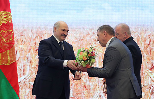 Аляксандр Лукашэнка ўручае ліст аб аб'яўленні Падзякі старшыні ААТ "Агра-Калядзічы" Пружанскага раёна Пятру Якімаўцу і галоўнаму аграному гаспадаркі Леаніду Чарняку
