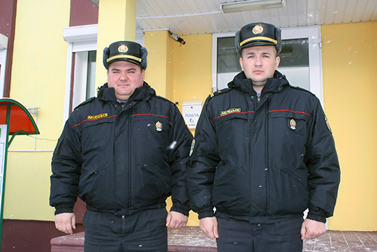 Камандзір узвода міліцыі Аляксей Кулак і старшы інспектар групы міліцэйскай, ваенізаванай і вартавой аховы Уладзімір Забродскі